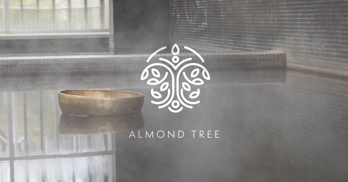 Capa Almond Tree Therapies em tons sépia com sound bowl, aplicação da marca em comunicação digital