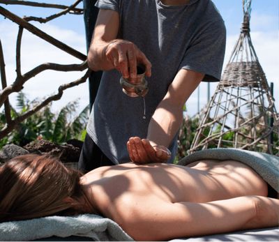 Sessão de massagem com sound healing, aplicação da identidade Almond Tree em fotografia
