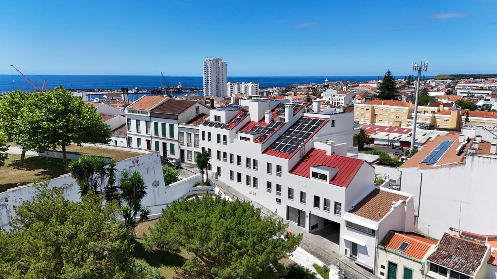 Fachada do Alto do Forte com vista para o oceano em Ponta Delgada