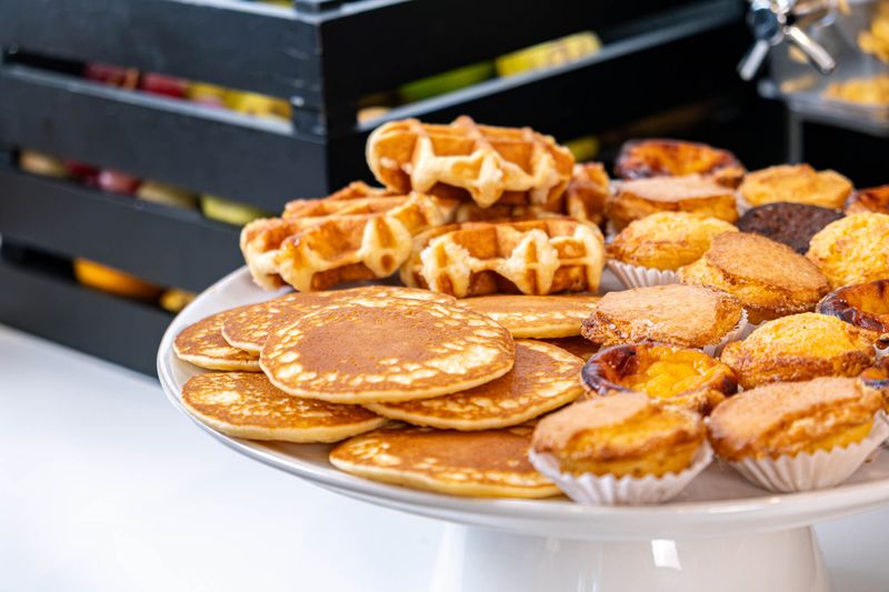 Panquecas, waffles e pastéis de nata no pequeno-almoço do Alto do Forte