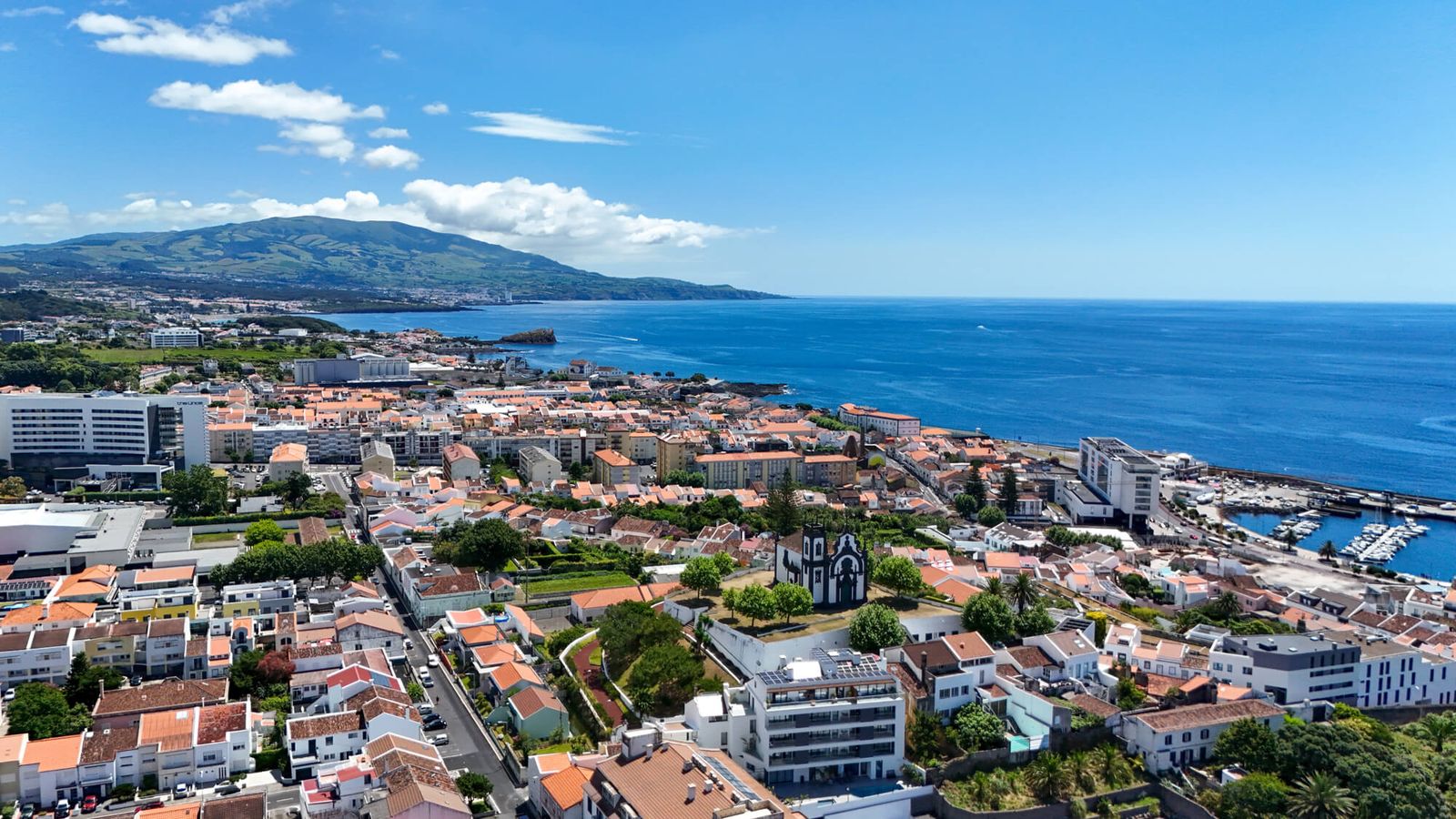 Vista aérea de Ponta Delgada nos Açores a partir do Alto do Forte