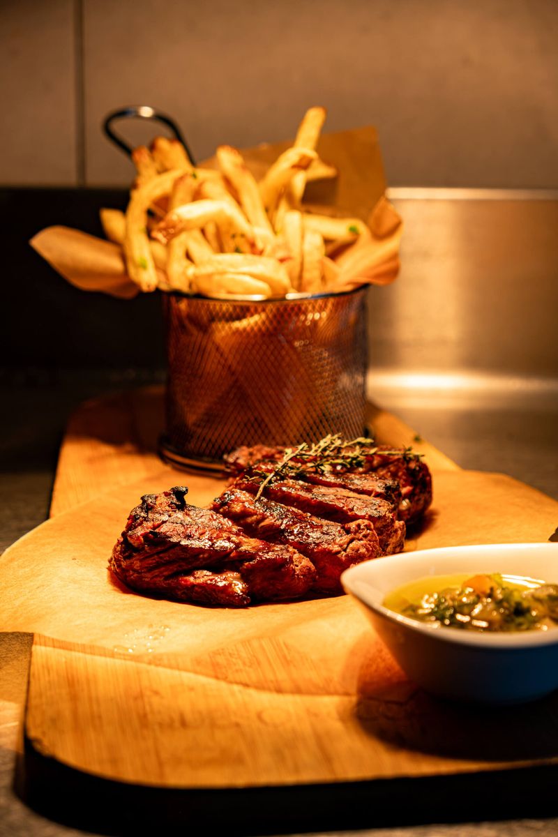 Bife grelhado com batatas fritas no restaurante Mariserra nos Açores