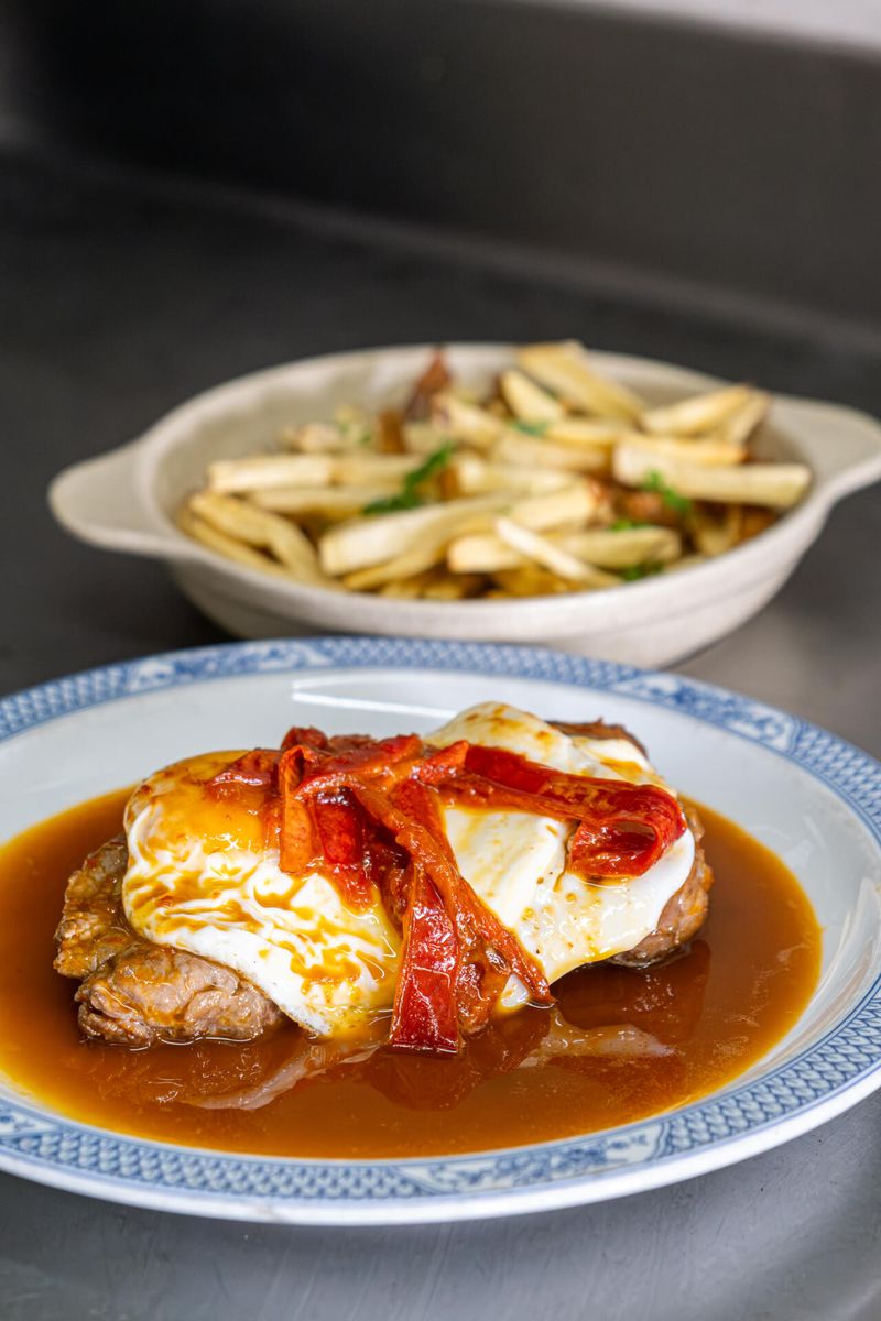 Bife regional açoriano com ovo e pimento, cozinha tradicional no restaurante Mariserra
