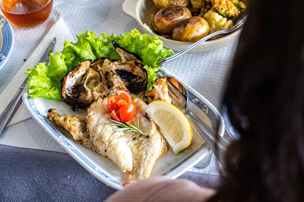 Peixe grelhado com legumes frescos servido no restaurante Mariserra em São Miguel