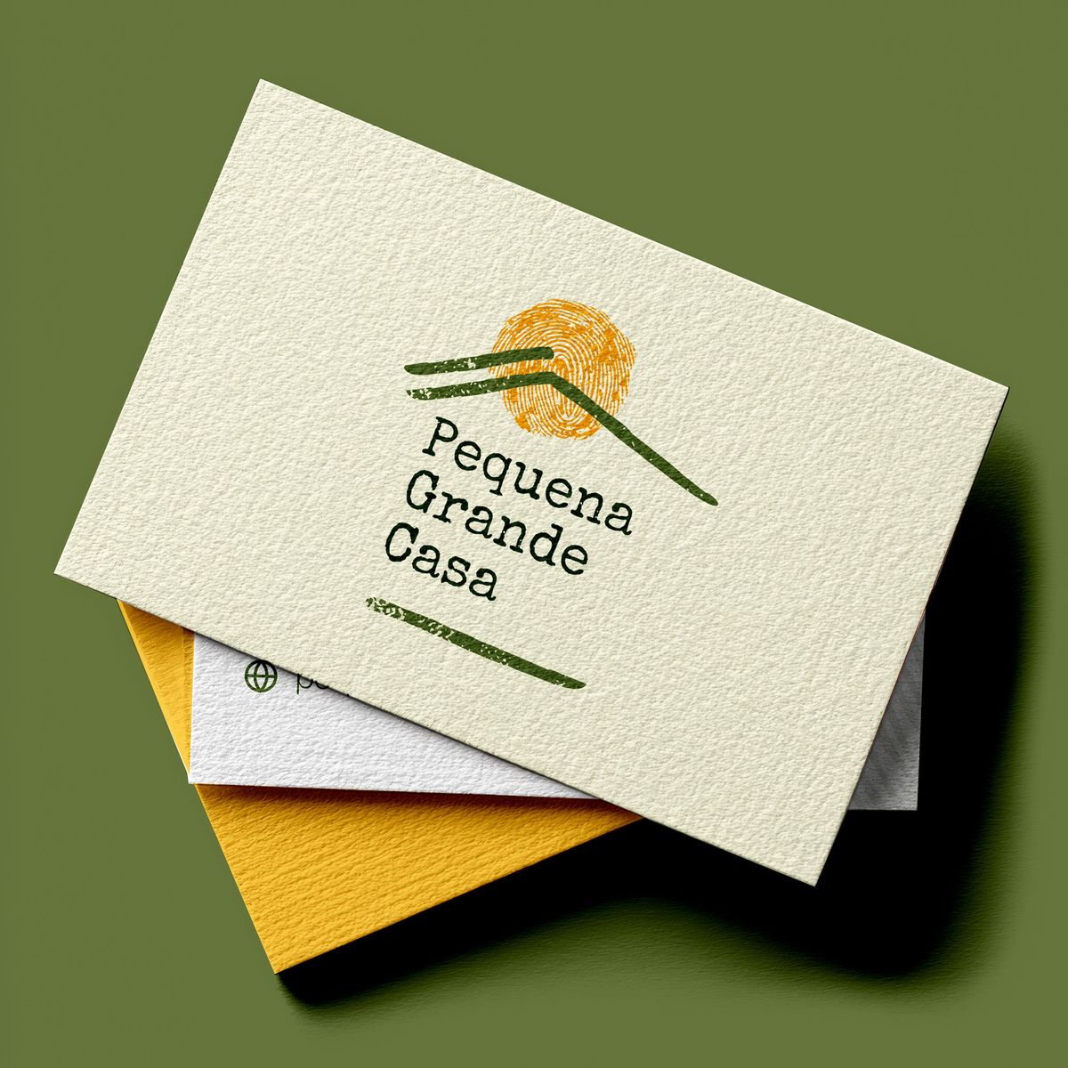 Cartões de visita da Pequena Grande Casa, frente e verso, em papel reciclado com identidade visual desenvolvida pela Insurgente