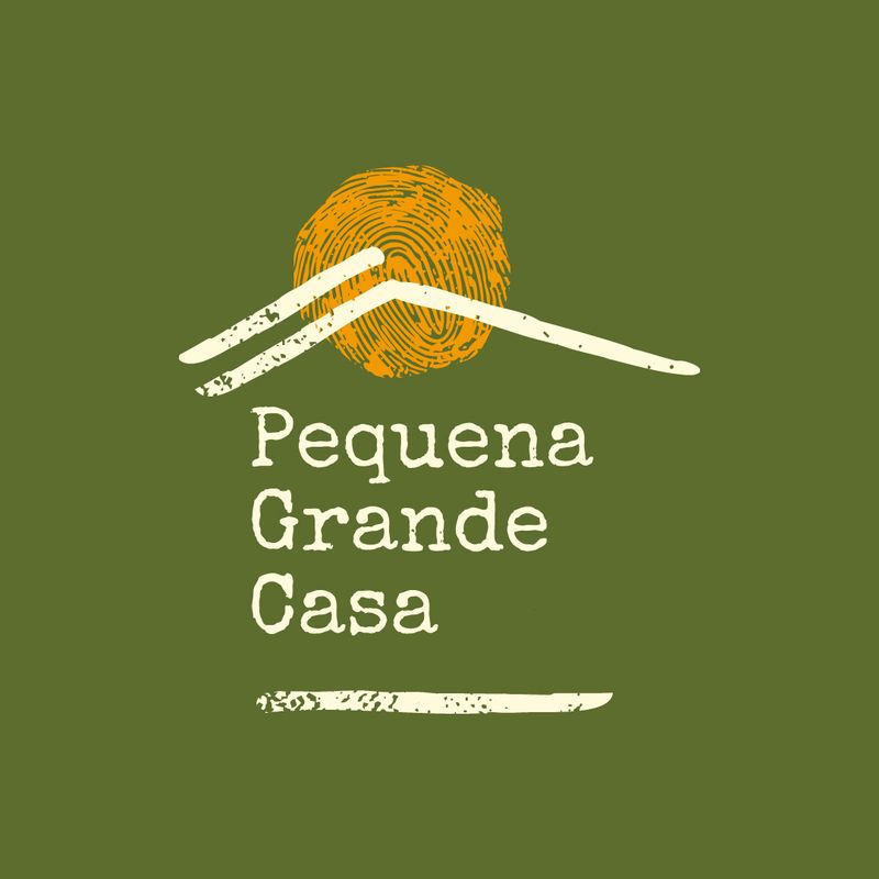 Logotipo da Pequena Grande Casa, marca açoriana de energia solar e transição sustentável