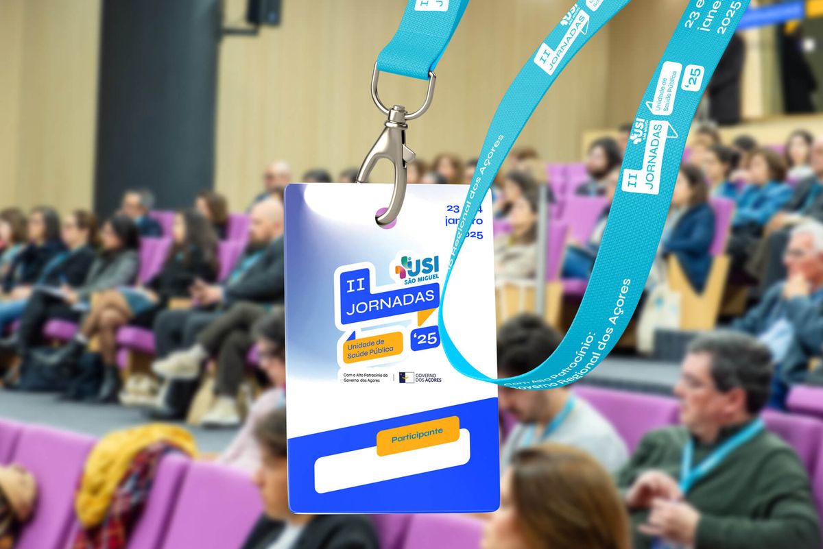 Crachás personalizados e lanyards com a identidade visual do evento