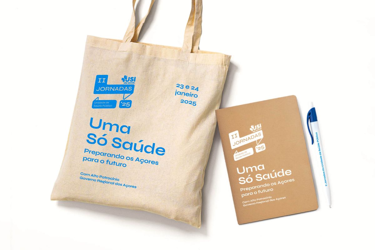 Brindes do evento, sacos de pano, blocos de notas e esferográficas